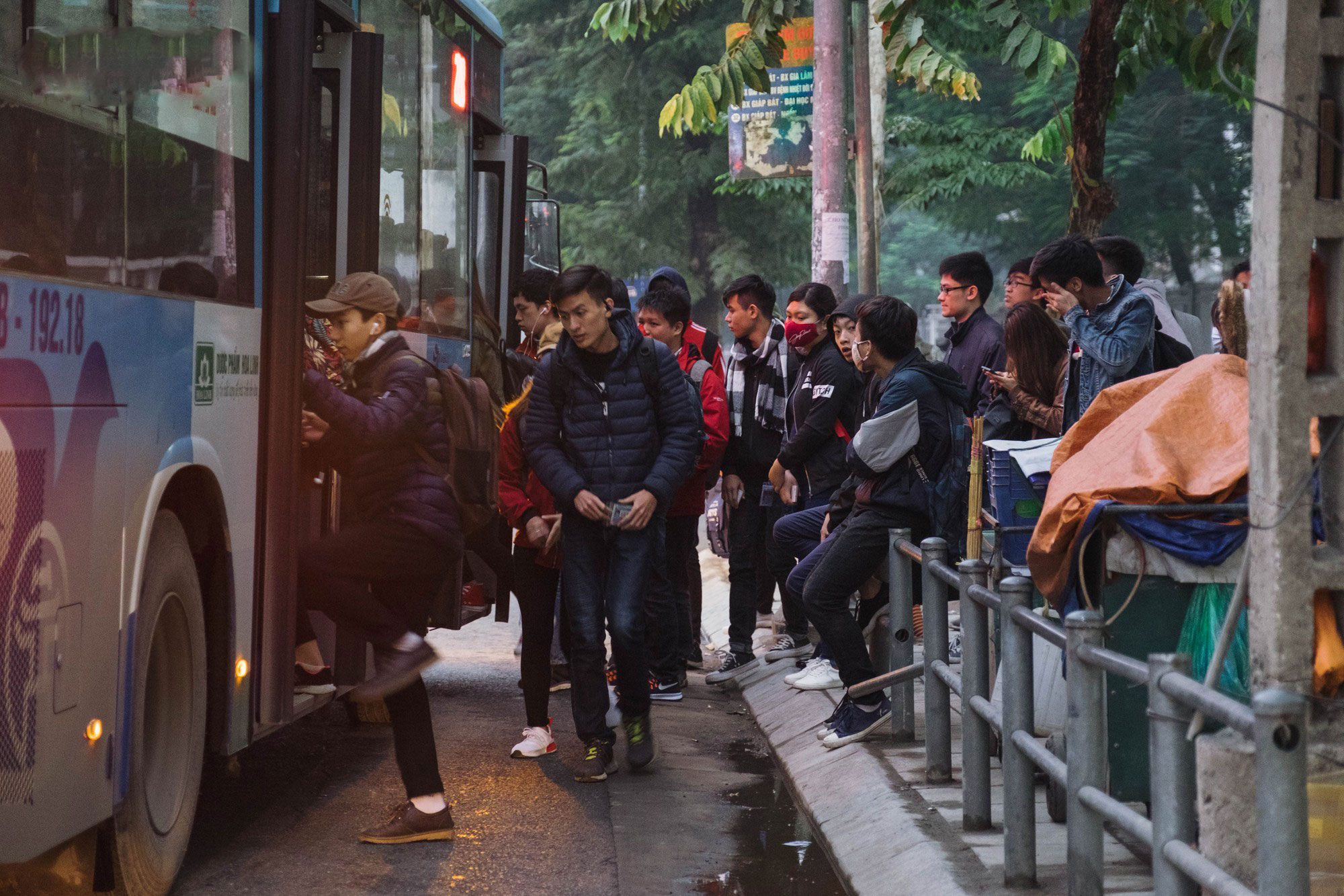 Hà Nội lắp barie ngăn xe máy tràn lên vỉa hè, giờ tan tầm nhiều phương tiện vẫn lao vun vút